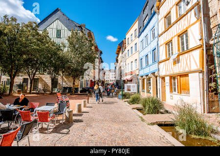 ROUEN, FRANCE - 07 septembre 2017 : Street view avec de belles maisons à colombages de la vieille ville de la ville de Rouen, capitale de la région de l'Nrmandy en France Banque D'Images