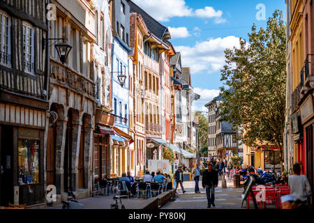 ROUEN, FRANCE - 07 septembre 2017 : Street view avec de belles maisons à colombages de la vieille ville de la ville de Rouen, capitale de la région de l'Nrmandy en France Banque D'Images