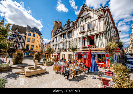 ROUEN, FRANCE - 07 septembre 2017 : Street view avec de belles maisons à colombages de la vieille ville de la ville de Rouen, capitale de la région de l'Nrmandy en France Banque D'Images