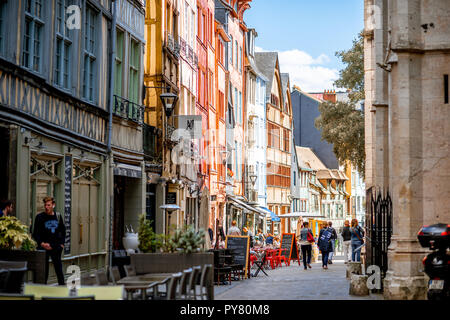 ROUEN, FRANCE - 07 septembre 2017 : Street view avec de belles maisons à colombages de la vieille ville de la ville de Rouen, capitale de la région de l'Nrmandy en France Banque D'Images