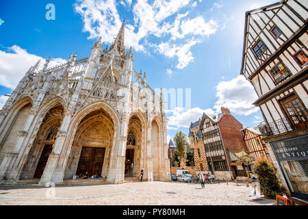 ROUEN, FRANCE - 07 septembre 2017 : Street view avec Saint Maclou cathédrale gothique au cours de la journée ensoleillée à Rouen Banque D'Images