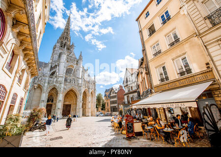 ROUEN, FRANCE - 07 septembre 2017 : Street view avec Saint Maclou cathédrale gothique au cours de la journée ensoleillée à Rouen Banque D'Images