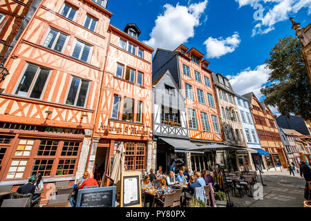 ROUEN, FRANCE - 07 septembre 2017 : Street view avec de belles maisons à colombages de la vieille ville de la ville de Rouen, capitale de la région de l'Nrmandy en France Banque D'Images