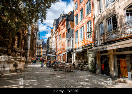 ROUEN, FRANCE - 07 septembre 2017 : Street view avec de belles maisons à colombages de la vieille ville de la ville de Rouen, capitale de la région de l'Nrmandy en France Banque D'Images