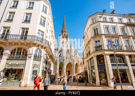 ROUEN, FRANCE - 07 septembre 2017 : Street view avec Saint Maclou cathédrale gothique au cours de la journée ensoleillée à Rouen Banque D'Images