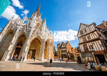 ROUEN, FRANCE - 07 septembre 2017 : Street view avec Saint Maclou cathédrale gothique au cours de la journée ensoleillée à Rouen Banque D'Images