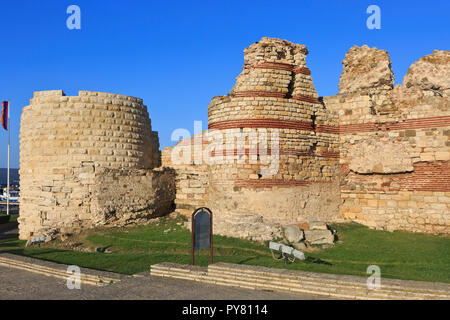 Les anciennes fortifications à l'entrée de Nessebar, Bulgarie Banque D'Images