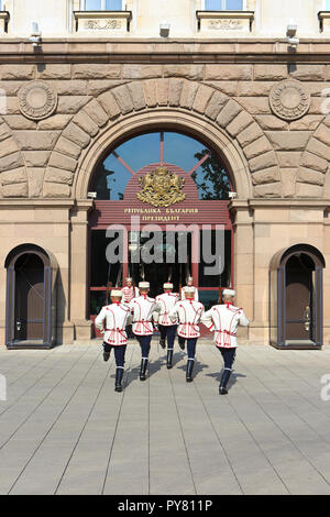 La garde d'honneur à l'entrée du bâtiment administratif du Président de la République de Bulgarie à Sofia, Bulgarie Banque D'Images