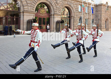 La garde d'honneur à l'entrée du bâtiment administratif du Président de la République de Bulgarie à Sofia, Bulgarie Banque D'Images