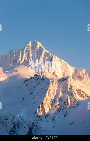 Le mont Shuksan pic de montagne sommet en neige de l'hiver. Belle North Cascades National Park Pacific Northwest Washington State nature scène. Banque D'Images