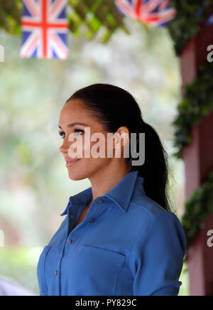 La Duchesse de Sussex sourit lors d'une visite à Tupou College le deuxième jour de la visite du couple royal à Tonga. Banque D'Images