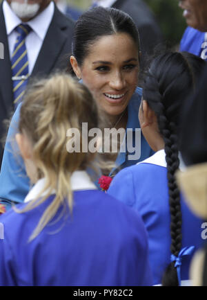 La Duchesse de Sussex, parle avec les élèves au cours d'une visite à Tupou College le deuxième jour de la visite du couple royal à Tonga. Banque D'Images