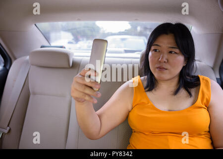 Belle femme asiatique en prenant de l'embonpoint en selfies location Banque D'Images