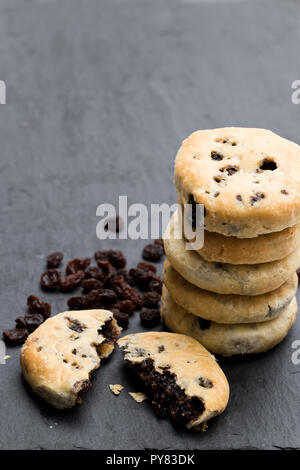 Pile de gâteaux Eccles sur fond noir en noir Banque D'Images