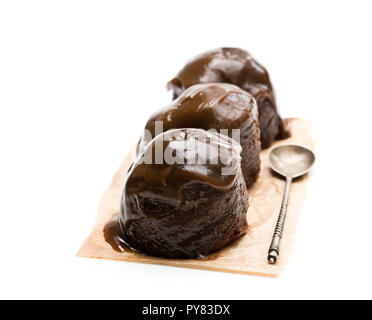 Sticky chocolate puddings isolated on white Banque D'Images