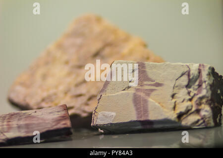 Pierre de mudstone, de mines et carrières industries. Mudstone, un type de mudrock, est une roche sédimentaire à grain fin dont original constitue Banque D'Images