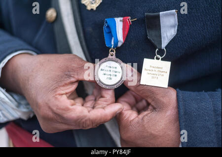 Un réacteur à la Boston Veteranss' Parade, représentant le 54ème régiment de la Messe, montrant les médailles cérémonielles qui lui ont été remises par le Président Obama. Banque D'Images