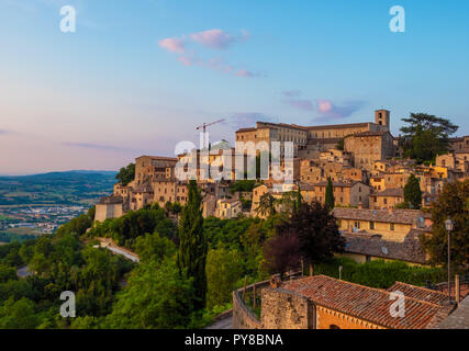 Todi (Ombrie, Italie) - La ville médiévale d''Ombrie, dans un soir d'été. Banque D'Images