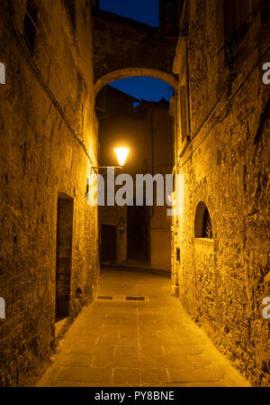 Todi (Ombrie, Italie) - La ville médiévale d''Ombrie, dans un soir d'été. Banque D'Images