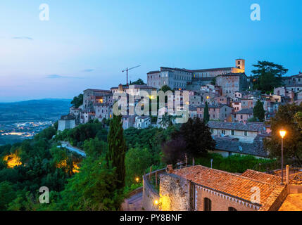 Todi (Ombrie, Italie) - La ville médiévale d''Ombrie, dans un soir d'été. Banque D'Images