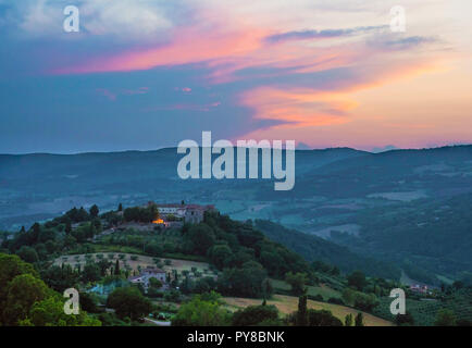 Todi (Ombrie, Italie) - La ville médiévale d''Ombrie, dans un soir d'été. Banque D'Images