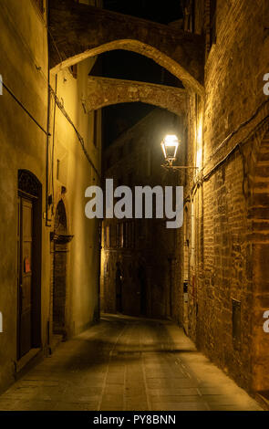 Todi (Ombrie, Italie) - La ville médiévale d''Ombrie, dans un soir d'été. Banque D'Images