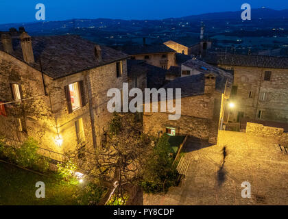 Todi (Ombrie, Italie) - La ville médiévale d''Ombrie, dans un soir d'été. Banque D'Images