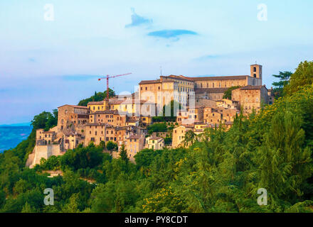 Todi (Ombrie, Italie) - La ville médiévale d''Ombrie, dans un soir d'été. Banque D'Images