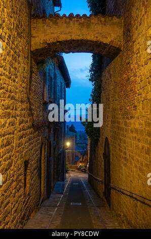 Todi (Ombrie, Italie) - La ville médiévale d''Ombrie, dans un soir d'été. Banque D'Images