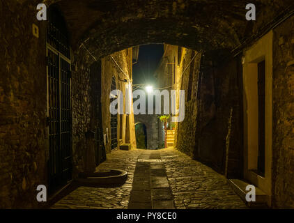 Todi (Ombrie, Italie) - La ville médiévale d''Ombrie, dans un soir d'été. Banque D'Images