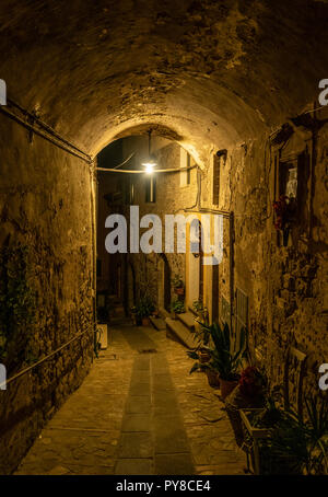 Todi (Ombrie, Italie) - La ville médiévale d''Ombrie, dans un soir d'été. Banque D'Images