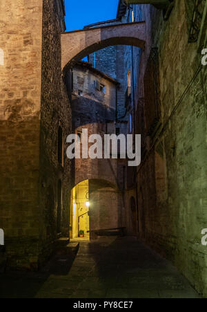 Todi (Ombrie, Italie) - La ville médiévale d''Ombrie, dans un soir d'été. Banque D'Images