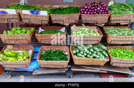 Paniers de légumes frais pour la vente au marché de la route à Singapour Banque D'Images