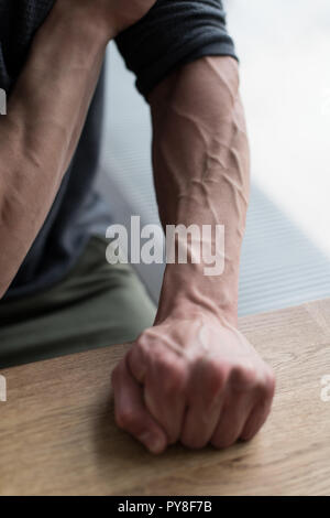 Man Showing Vascularité sur bras Close-up Banque D'Images