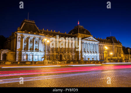 Palais Royal de Bruxelles dans la nuit avec des feux de circulation Banque D'Images