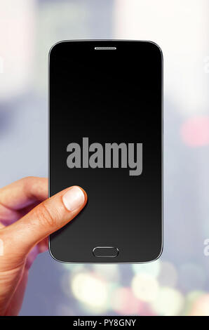 Utilisateur tient l'appareil mobile noir qui s'affiche à l'écran qu'une batterie est faible Banque D'Images