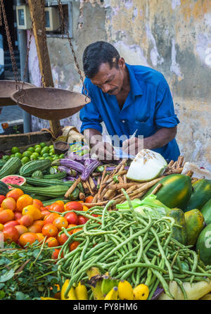 GALLE, SRI LANKA - Février, 14, 2016 : vendeur de rue avec des légumes et des échelles vintage Banque D'Images