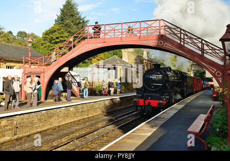 LMS classe 5MT No 5428 « Eric Treacy » passant par la station de Goathland avec un train de fret de démonstration, 28th septembre 2018. Banque D'Images