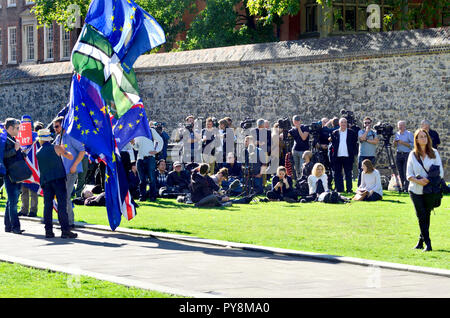 Les photographes et équipes de télévision en attente d'une conférence de presse sur College Green, Westminster, London, England, UK. SODEM protestataires avec anti-Brexit Banque D'Images