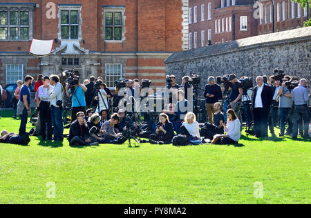 Les photographes et équipes de télévision en attente d'une conférence de presse sur College Green, Westminster, London, England, UK. Banque D'Images