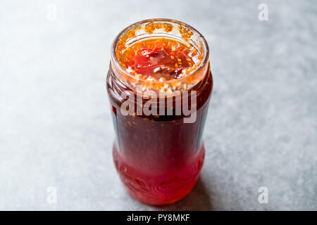 Confiture de tomate cerise Bio faits maison dans un pot de confiture de tomates / pour le petit-déjeuner. Banque D'Images