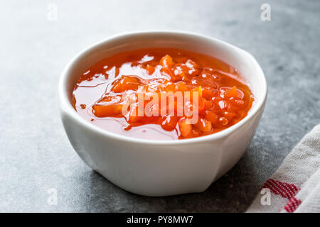 Carotte et Rose en confiture / marmelade Bol en céramique mixte. L'alimentation biologique. Banque D'Images