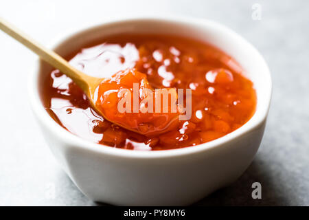 Carotte et Rose en confiture / marmelade Bol en céramique mixte. L'alimentation biologique. Banque D'Images