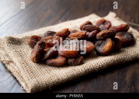 Le style turc-Bio abricots secs sur sac. La nourriture traditionnelle. Banque D'Images