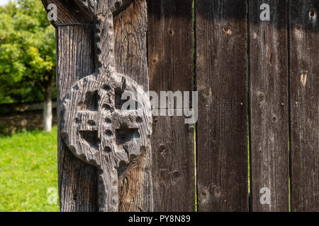 Fragment d'une porte en bois décoré, qui æ dans la région de Maramures traditionnelles du nord de la Roumanie. Banque D'Images