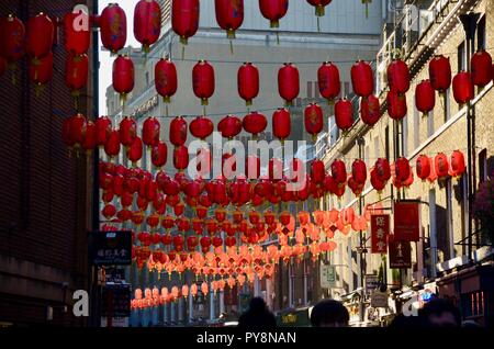 Lanternes rouges suspendues sur lisle street, à Chinatown soho Londres UK Banque D'Images