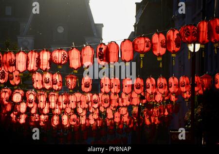 Lanternes rouges suspendues sur lisle street, à Chinatown soho Londres UK Banque D'Images