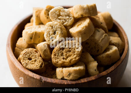 Pile de forme circulaire de seigle Pain croustillant croûton Biscuits / Crostini. Apéritif bio Chips. Banque D'Images