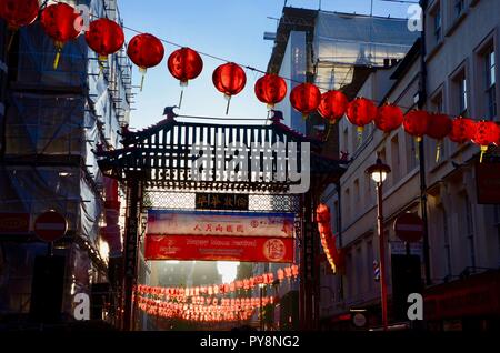 Lanternes rouges suspendues sur la rue Gerrard dans Chinatown soho Londres UK Banque D'Images