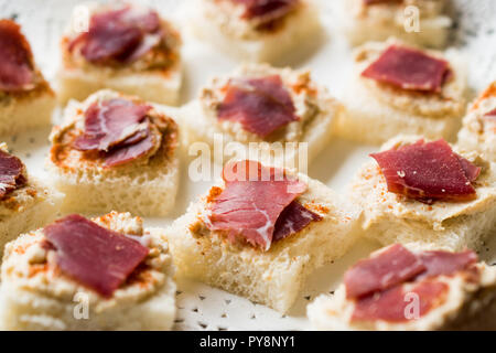 Canape avec Pastrami / Jambon Pastirma et hoummos sur petite place du pain. Hors-d'organique. Banque D'Images